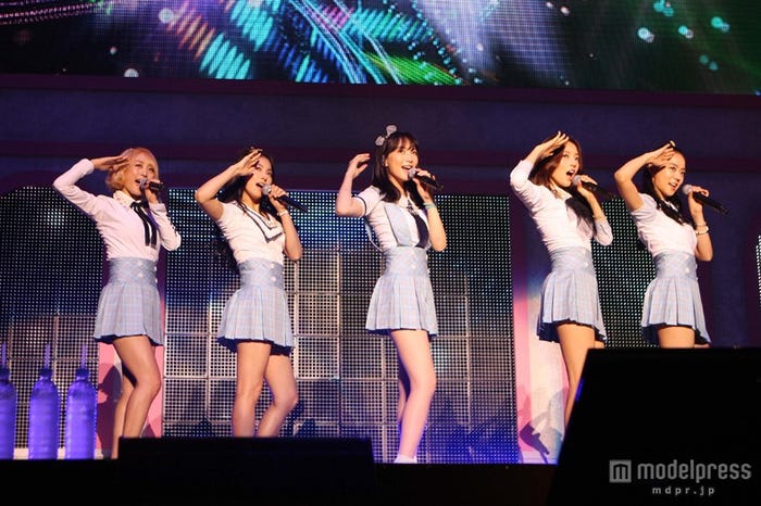 横浜アリーナにてファンミーティング・イベントを開催したKARA(左より:ニコル・ギュリ・ジヨン・ハラ・スンヨン)