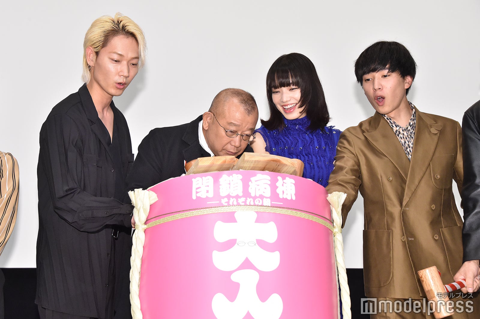 （左から）綾野剛、笑福亭鶴瓶、小松菜奈、坂東龍汰（C）モデルプレス