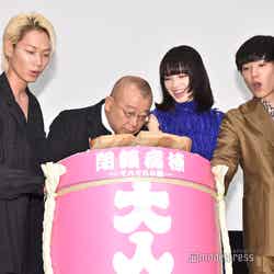 （左から）綾野剛、笑福亭鶴瓶、小松菜奈、坂東龍汰（C）モデルプレス
