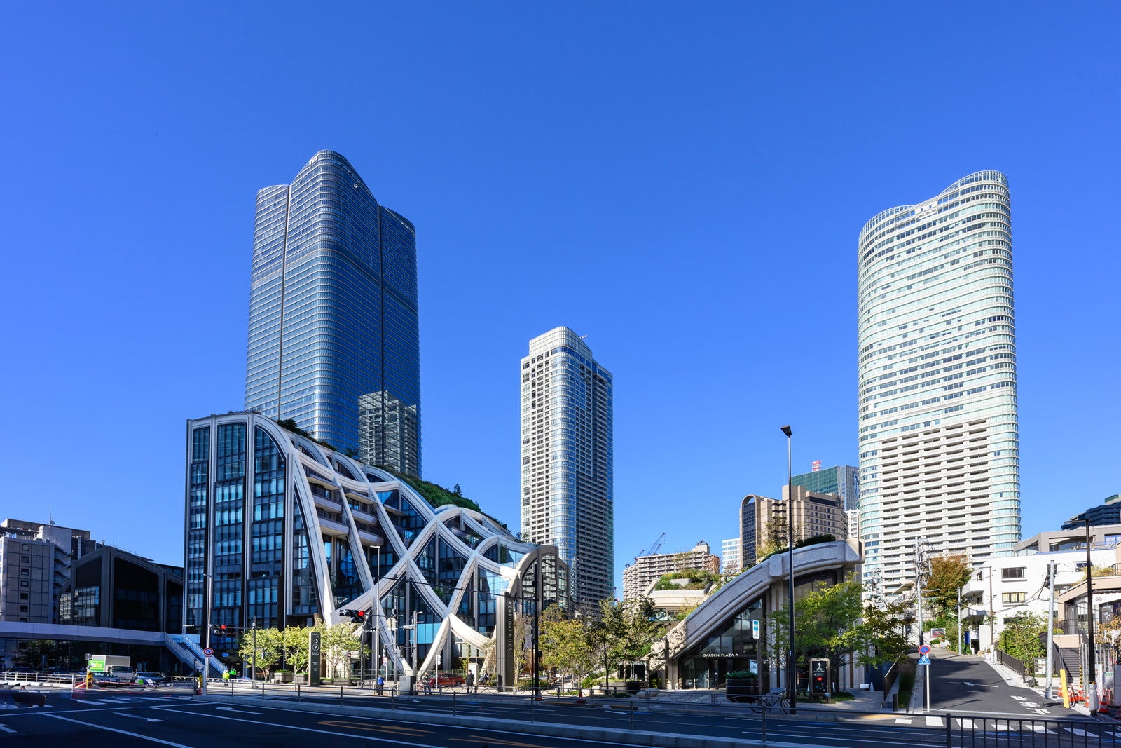 東京に新複合施設「麻布台ヒルズ」開業　商業施設やホテル、緑豊かな広場を整備