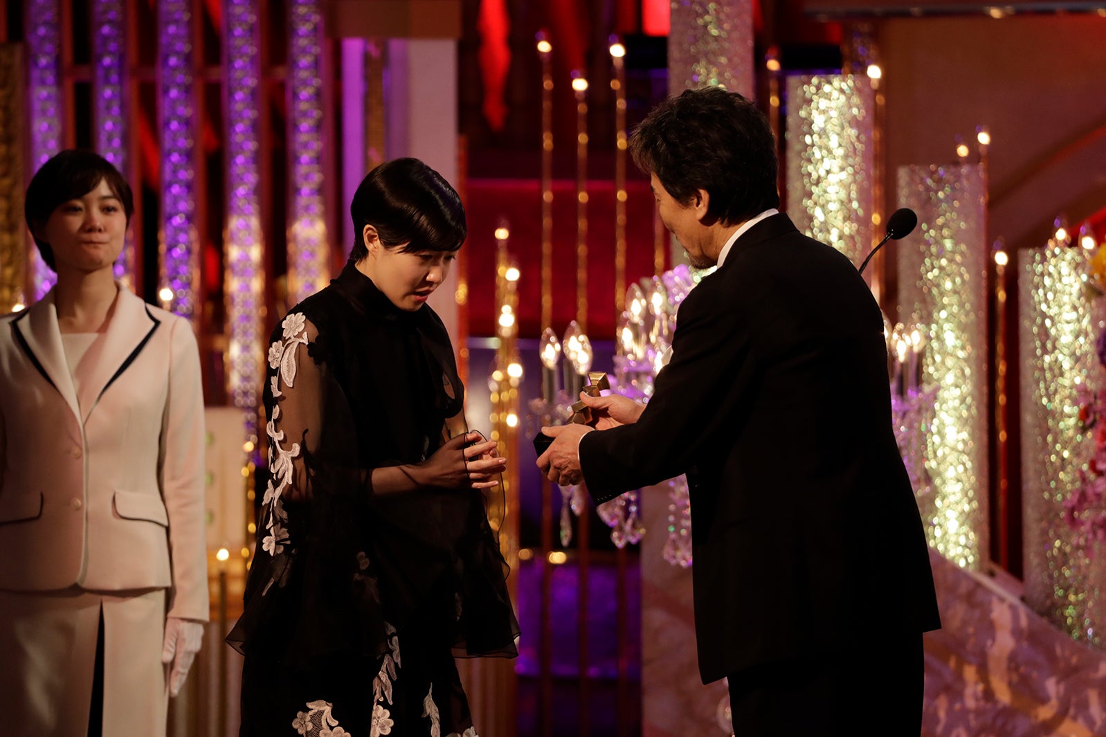 トロフィーを受け取るシム・ウンギョン（C）日本アカデミー賞協会