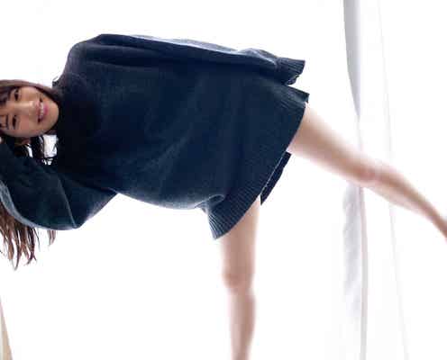日向坂46河田陽菜、美脚が眩しい オーバーサイズニット姿にキュン<1st写真集先行カット>