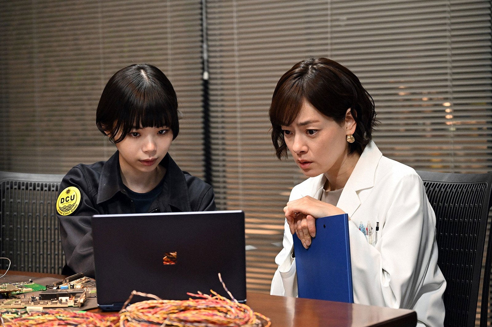 趣里、市川実日子／「DCU」第7話より（C）TBS