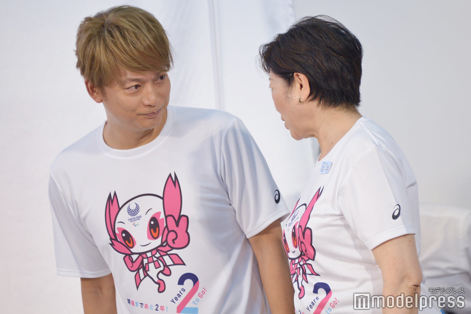 香取慎吾、小池百合子都知事 （C）モデルプレス