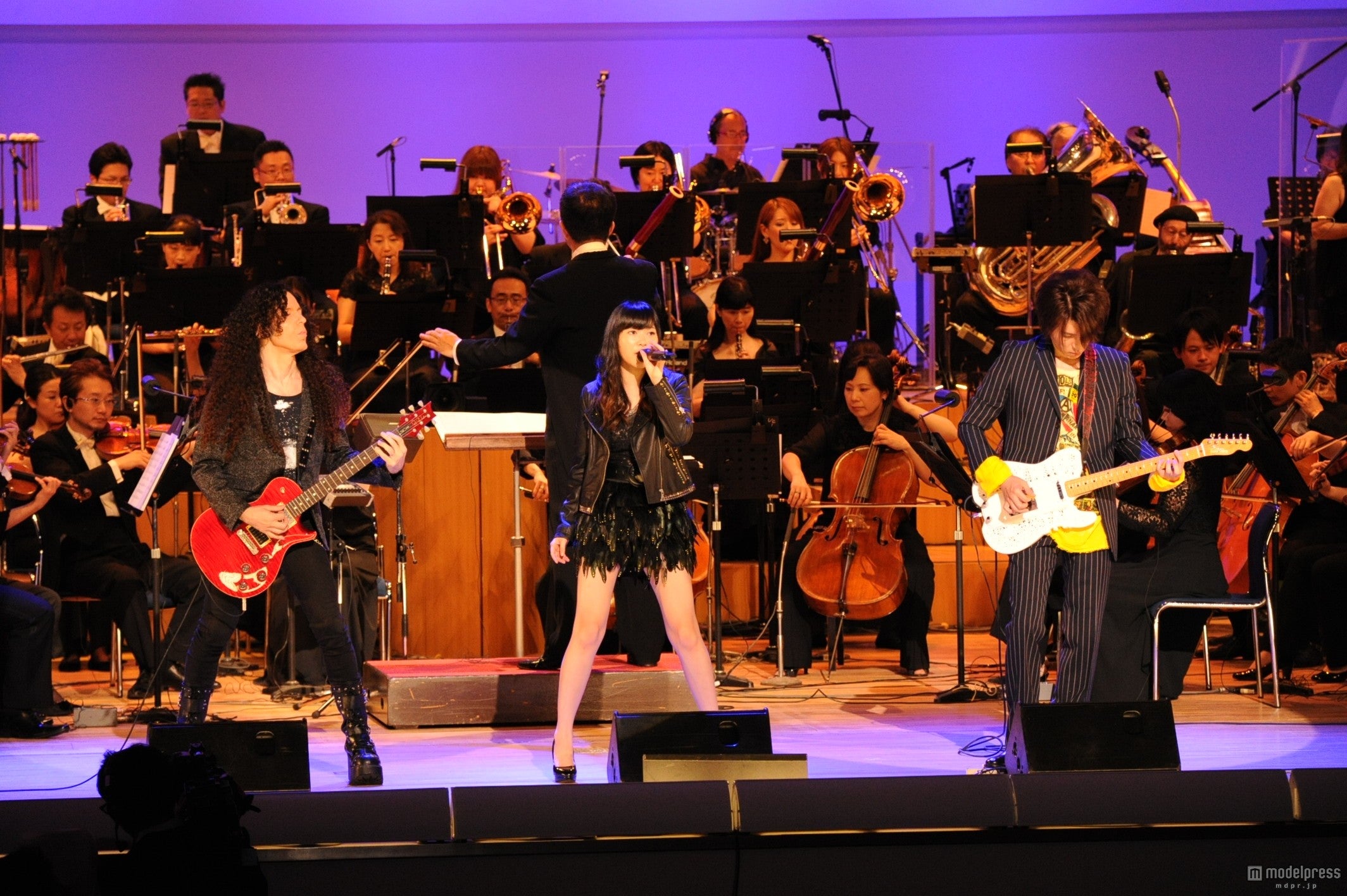 （写真中央）HKT48の指原莉乃