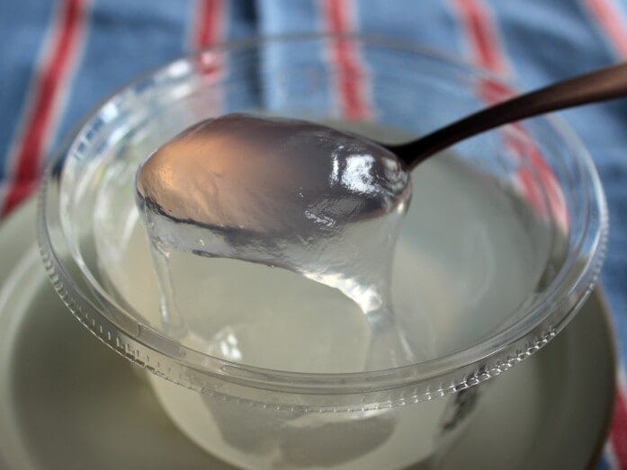 スプーンですくうと、びよーんと伸びるほどの弾力があり、やわらかな食感