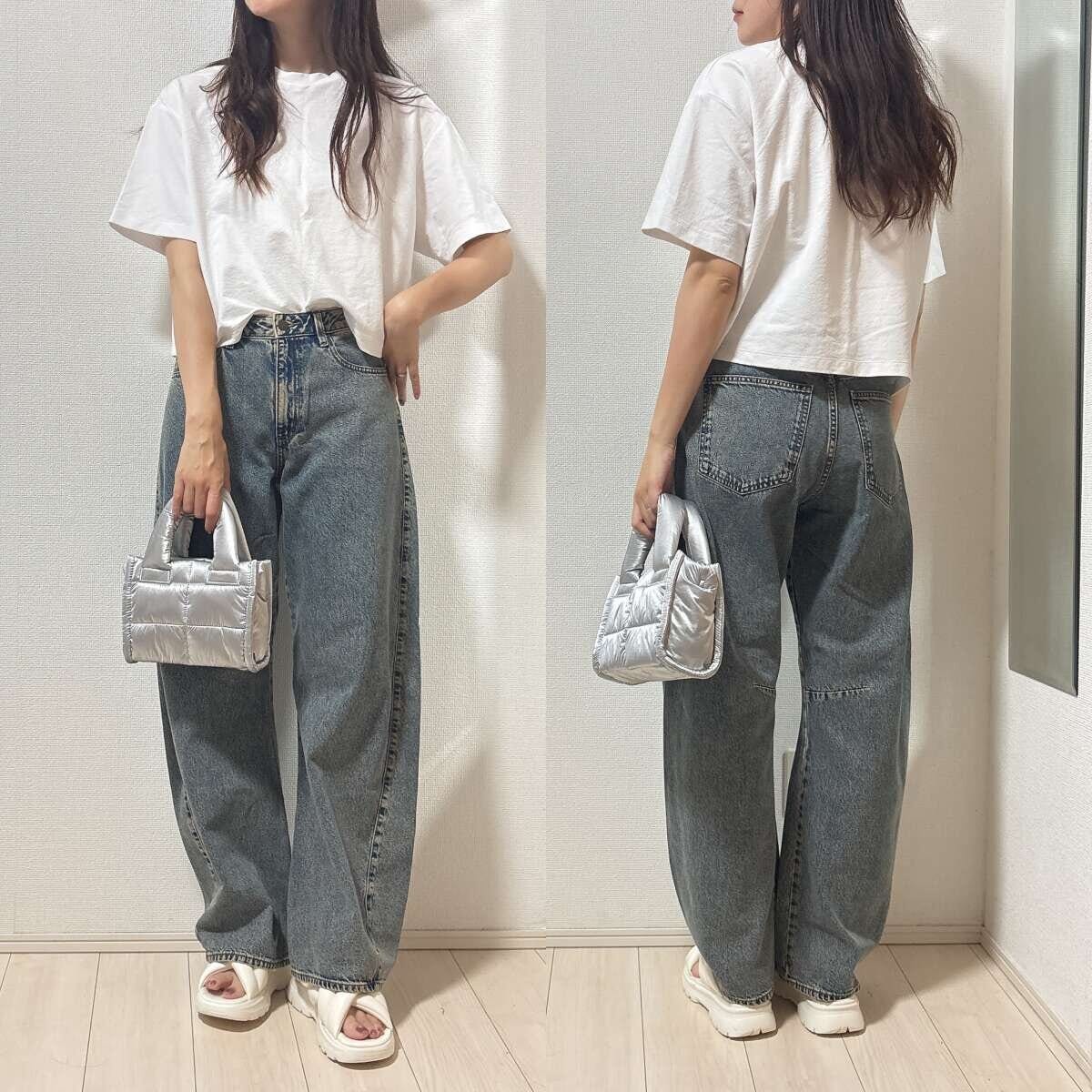 白Tシャツとバレルジーンズを着用した女性の全身