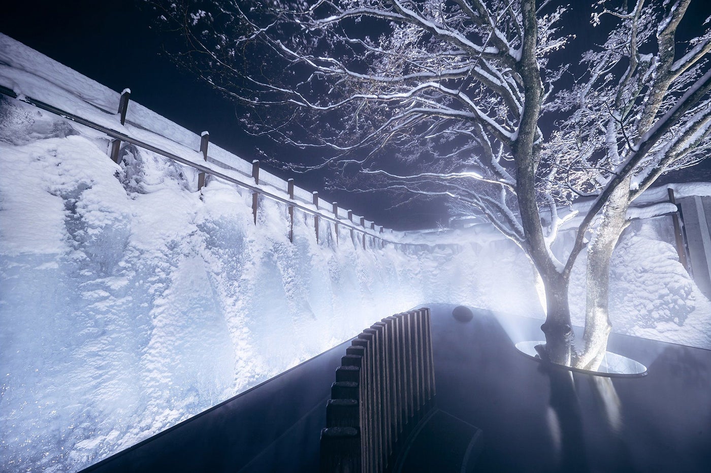 氷瀑がそびえる露天風呂、冬限定「氷瀑の湯」／画像提供：星野リゾート