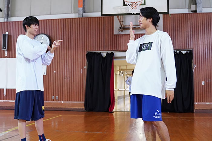 (左から)水沢林太郎、佐藤寛太 (C)花緒莉/小学館 フジテレビジョン