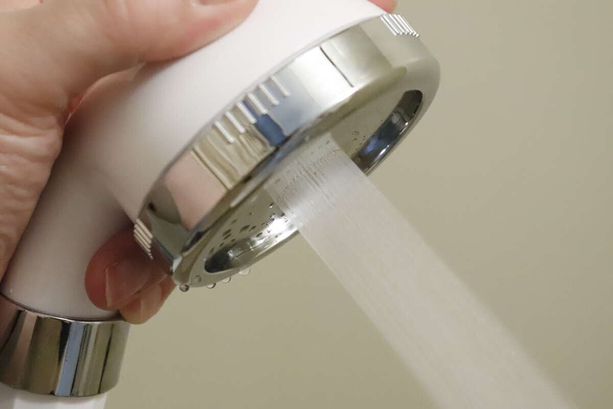 手で持ったシャワーヘッドからジェットモードで水が勢いよく出ている