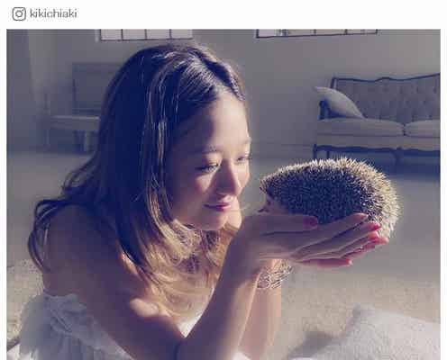 AAA伊藤千晃、純白ドレスでハリネズミとのショットに「天使のほほえみ」の声