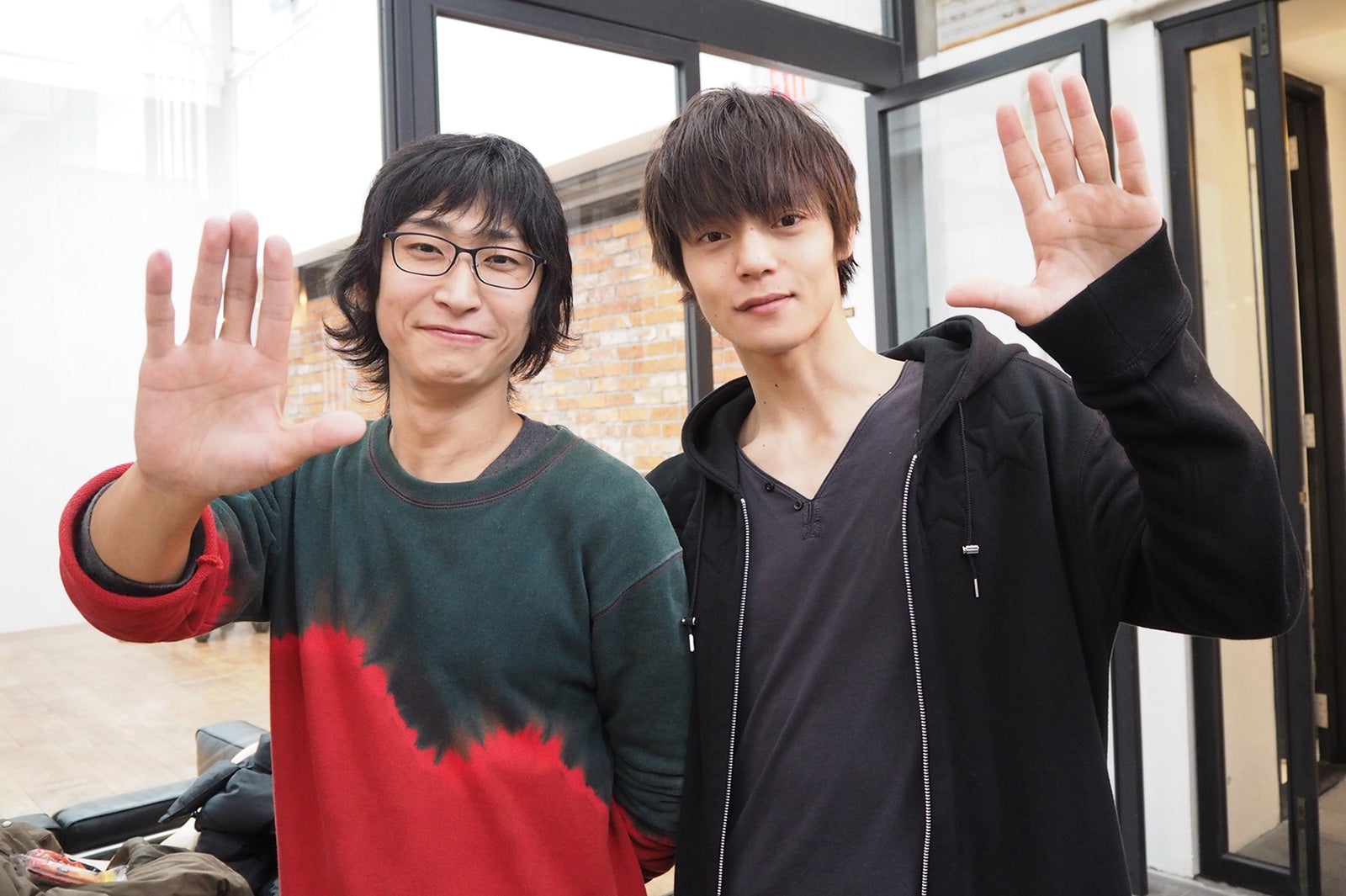 齋藤陽道氏、窪田正孝／「窪田正孝×写真家・齋藤陽道 カレンダー2017.4-2018.3」より（画像提供：所属事務所）