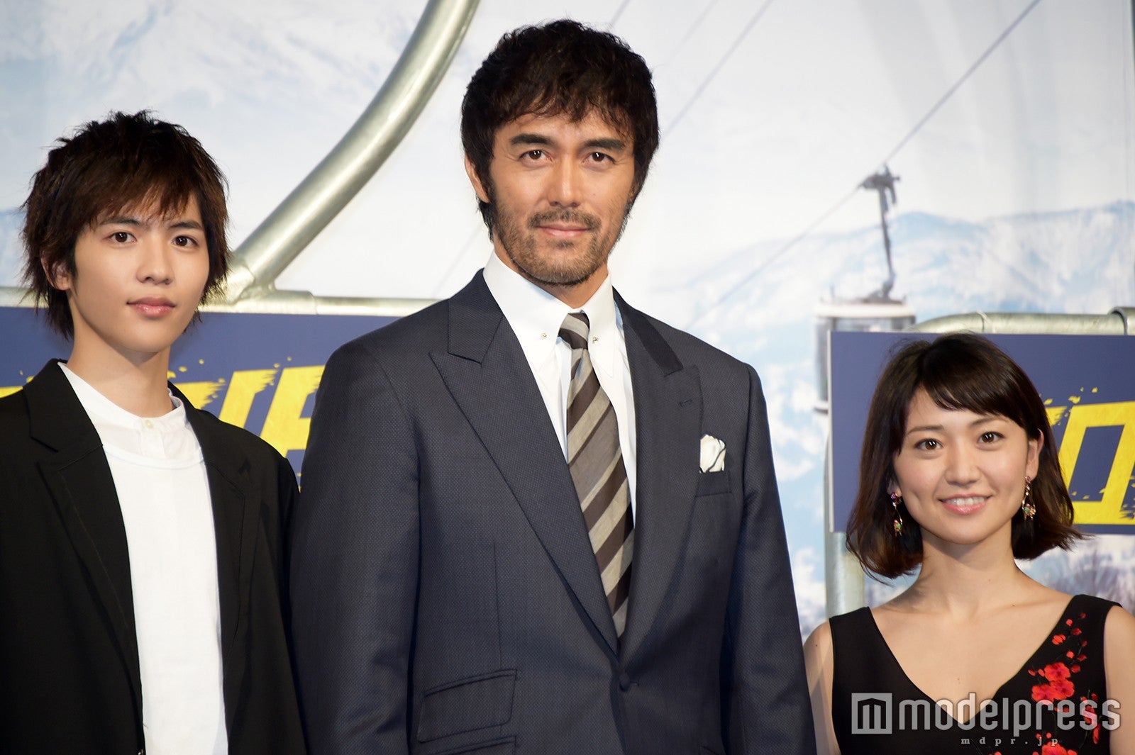 （左から）志尊淳、阿部寛、大島優子（C）モデルプレス