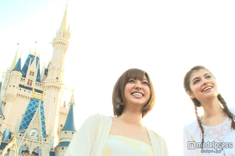 普段から仲の良い（左から）菊地亜美、マギー(c)Disney