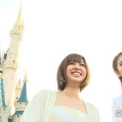 普段から仲の良い（左から）菊地亜美、マギー(c)Disney