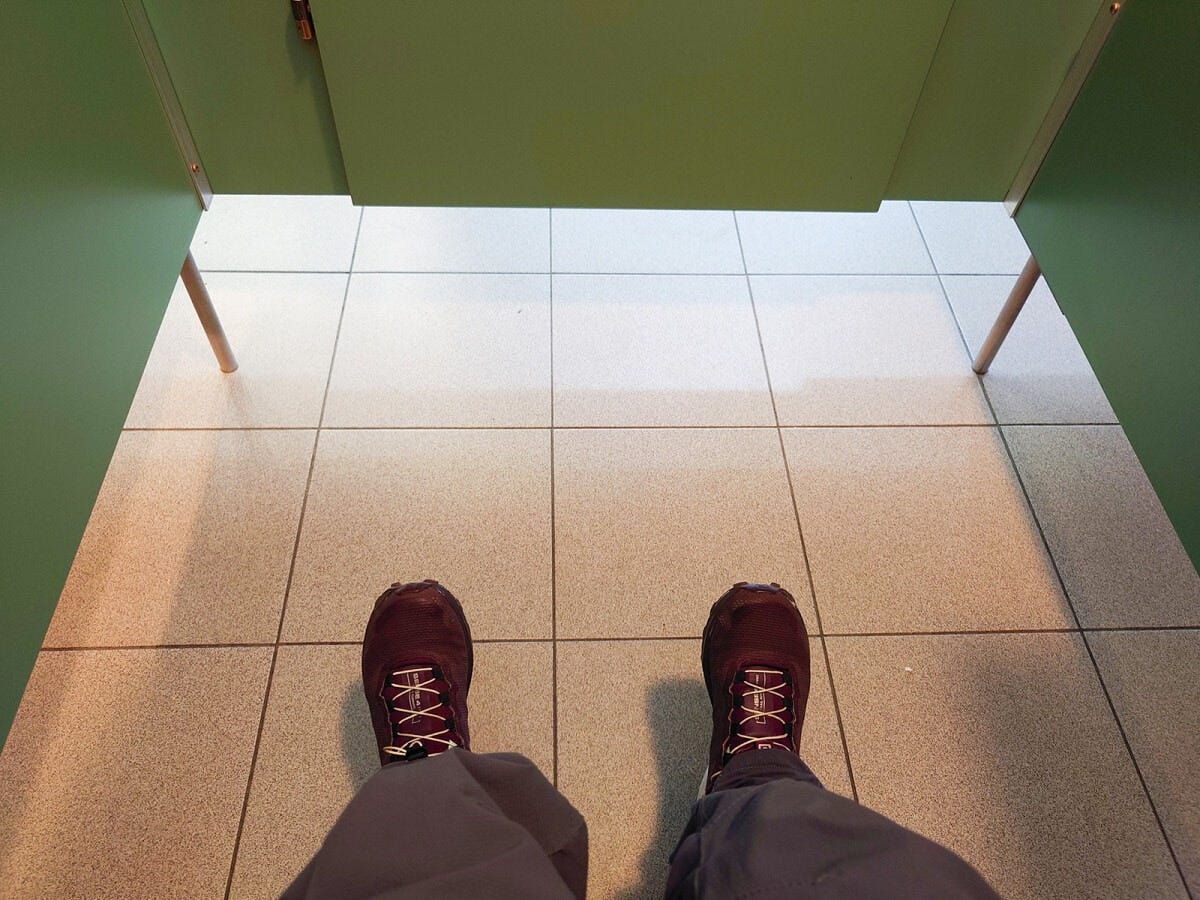 個室の下には隙間があり、足元が見える状態