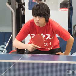 モデルプレス - 佐野勇斗、真顔でガチ練習 若手注目俳優の「卓球大会出場宣言」どうなる?!裏側に密着<ミックス。>