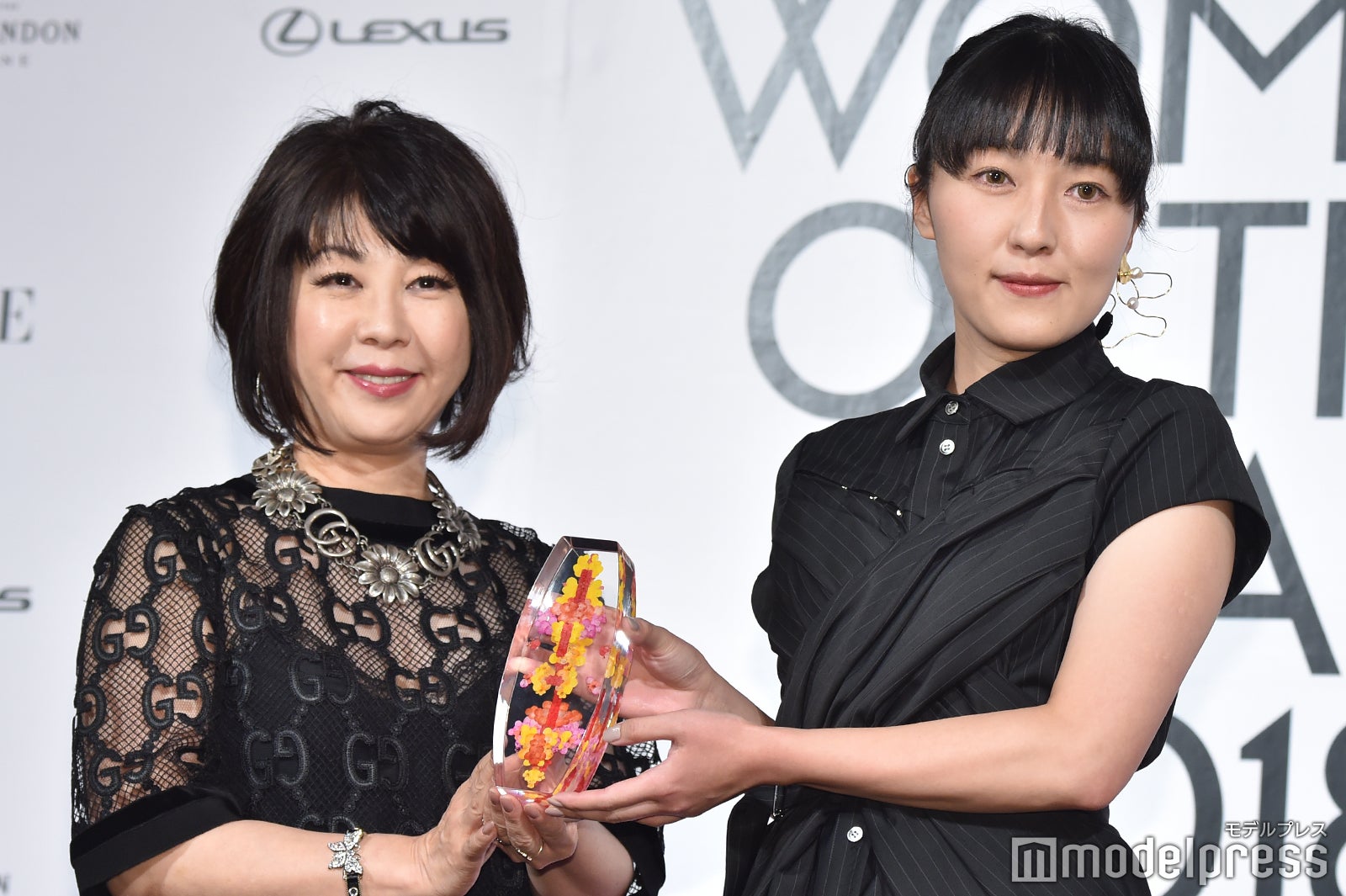 青木明子氏、受賞の瞬間 （C）モデルプレス