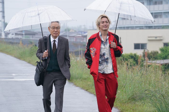 モロ諸岡、間宮祥太朗/「ナンバMG5」第6話より(C)フジテレビ