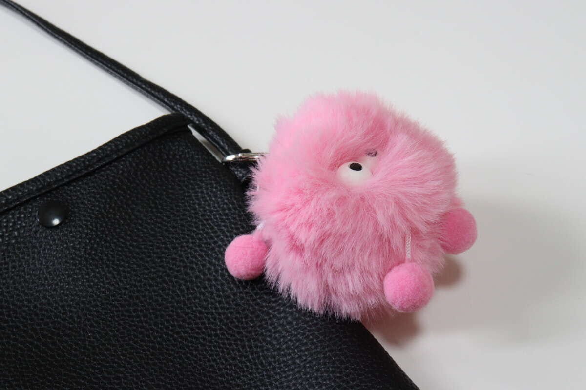 エコファーキーホルダー(ギョロ目モンスター、手足付、青、紫、桃) 使用例 エコファーキーホルダー(ギョロ目モンスター、手足付、青、紫、桃) 使用例