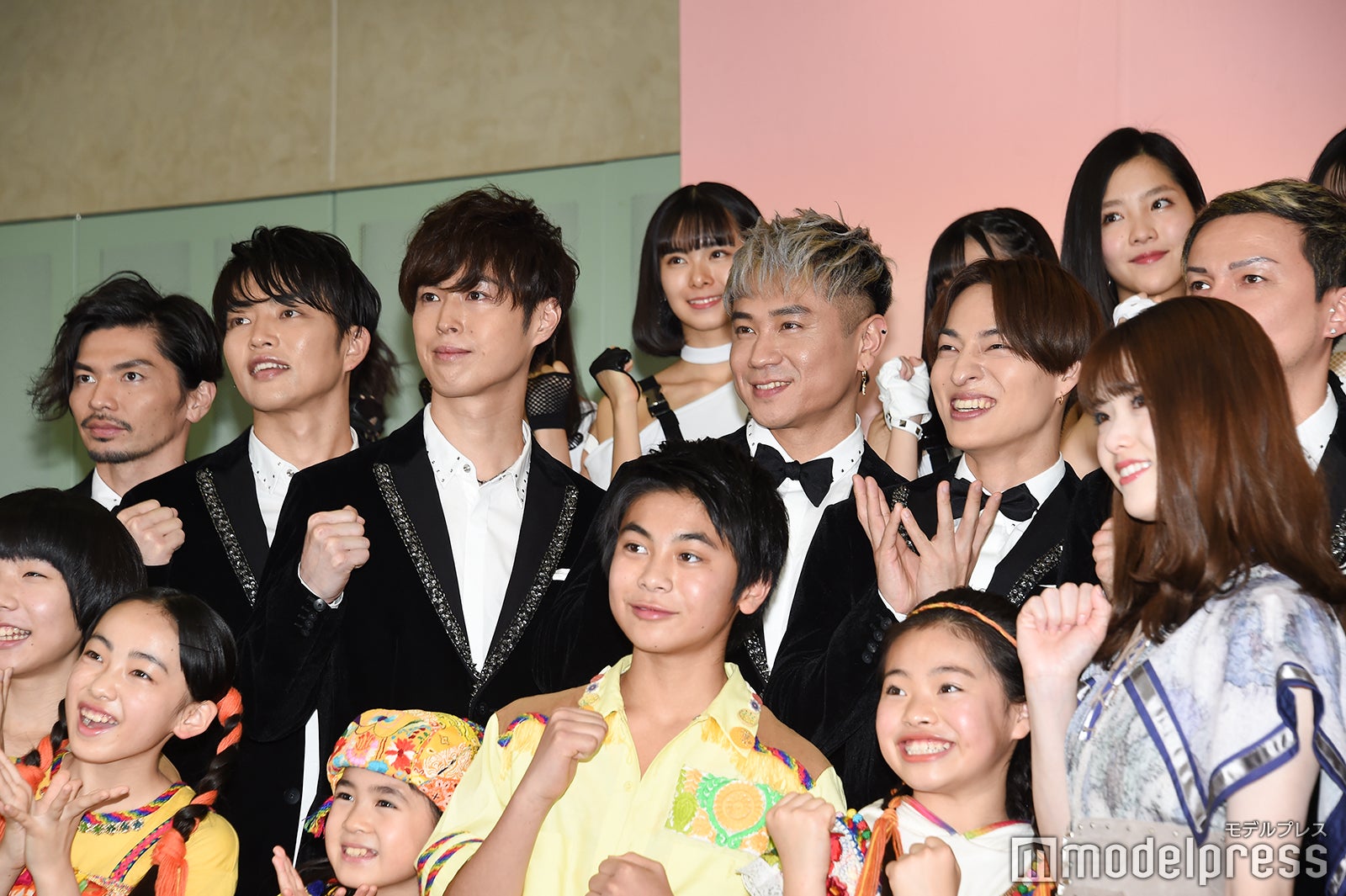 DA PUMP／Foorinと一緒に「パプリカ」のポーズをとるDAICHI （C）モデルプレス