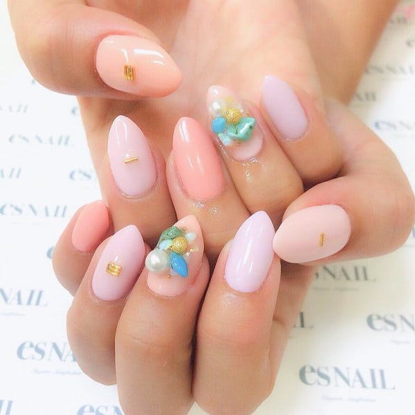 ゴールドとターコイズで色をプラス(画像提供:esNAIL)