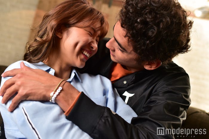 見つめ合うと照れるエビアンさんも可愛い/澁澤侑哉エビアン・クー(C)モデルプレス