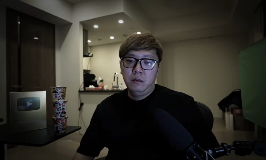 ヒカキン、交流のある朝倉未来の試合を見ながら生配信！しかし、担架で運ばれる姿を見て…