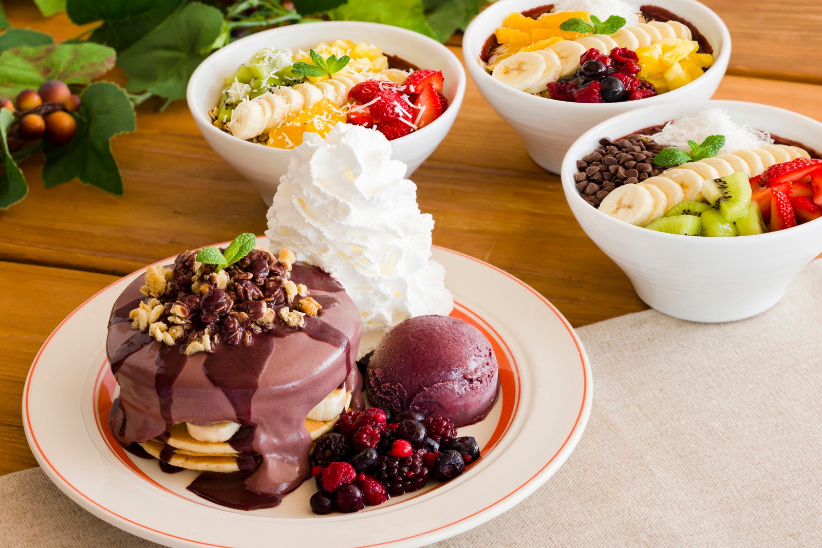 エッグスンシングス、季節限定「アサイーパンケーキ」＆アサイーボウルがバリエーション増え登場