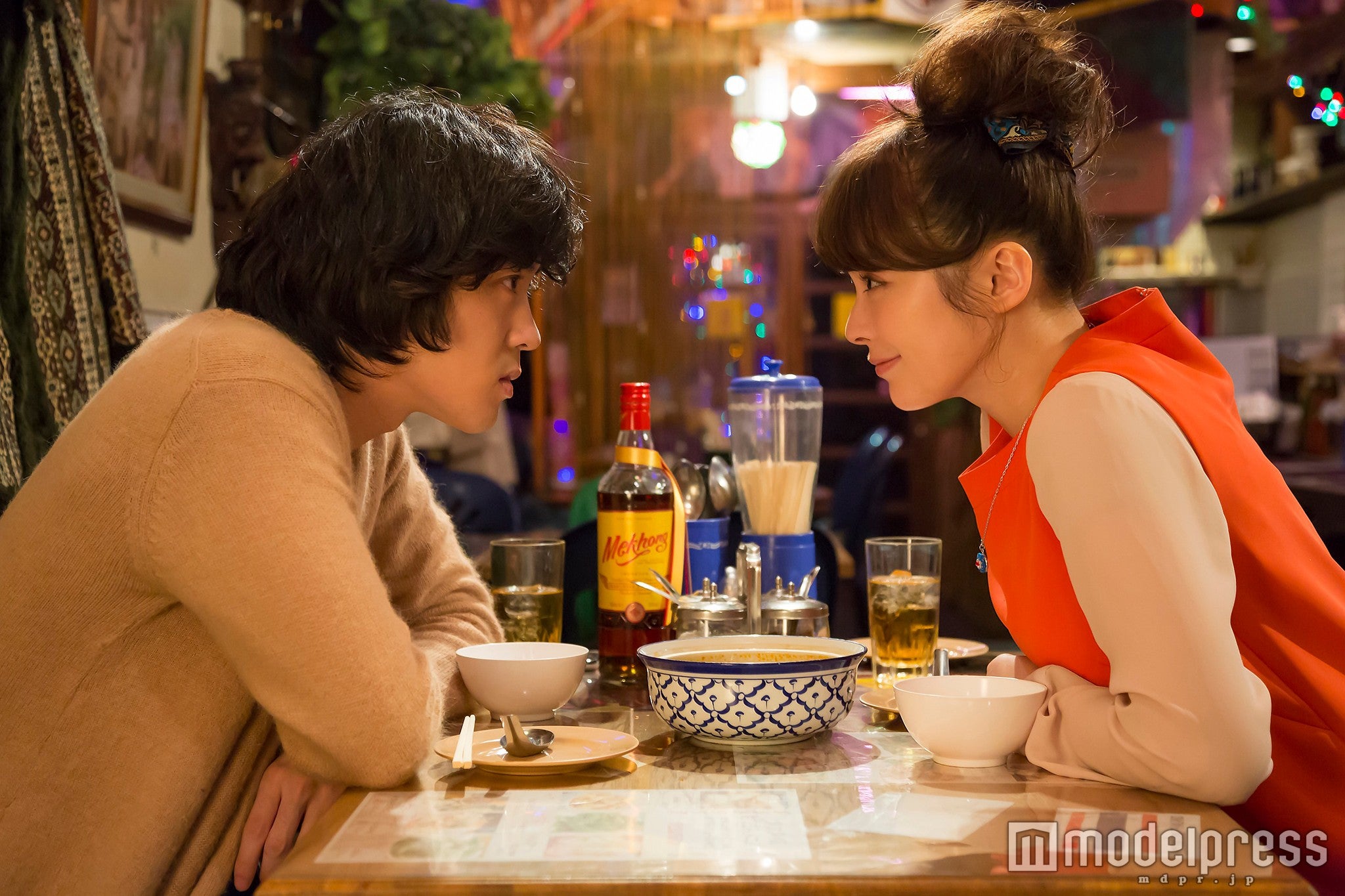 第5話「ダメンズ系イケメンバンド男子と、阿佐ヶ谷で本格タイ料理」（C）峰なゆか／ドラマ「女くどき飯 Season2」製作委員会・MBS