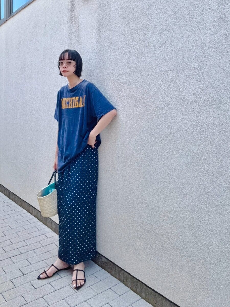 ブルーTシャツとドット柄スカートの女性 ブルーTシャツとドット柄スカートの女性