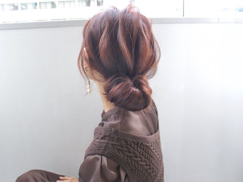 毛量多めさん向け 100均フックで簡単 キレイ たった3分で出来るお団子ヘアアレンジ モデルプレス