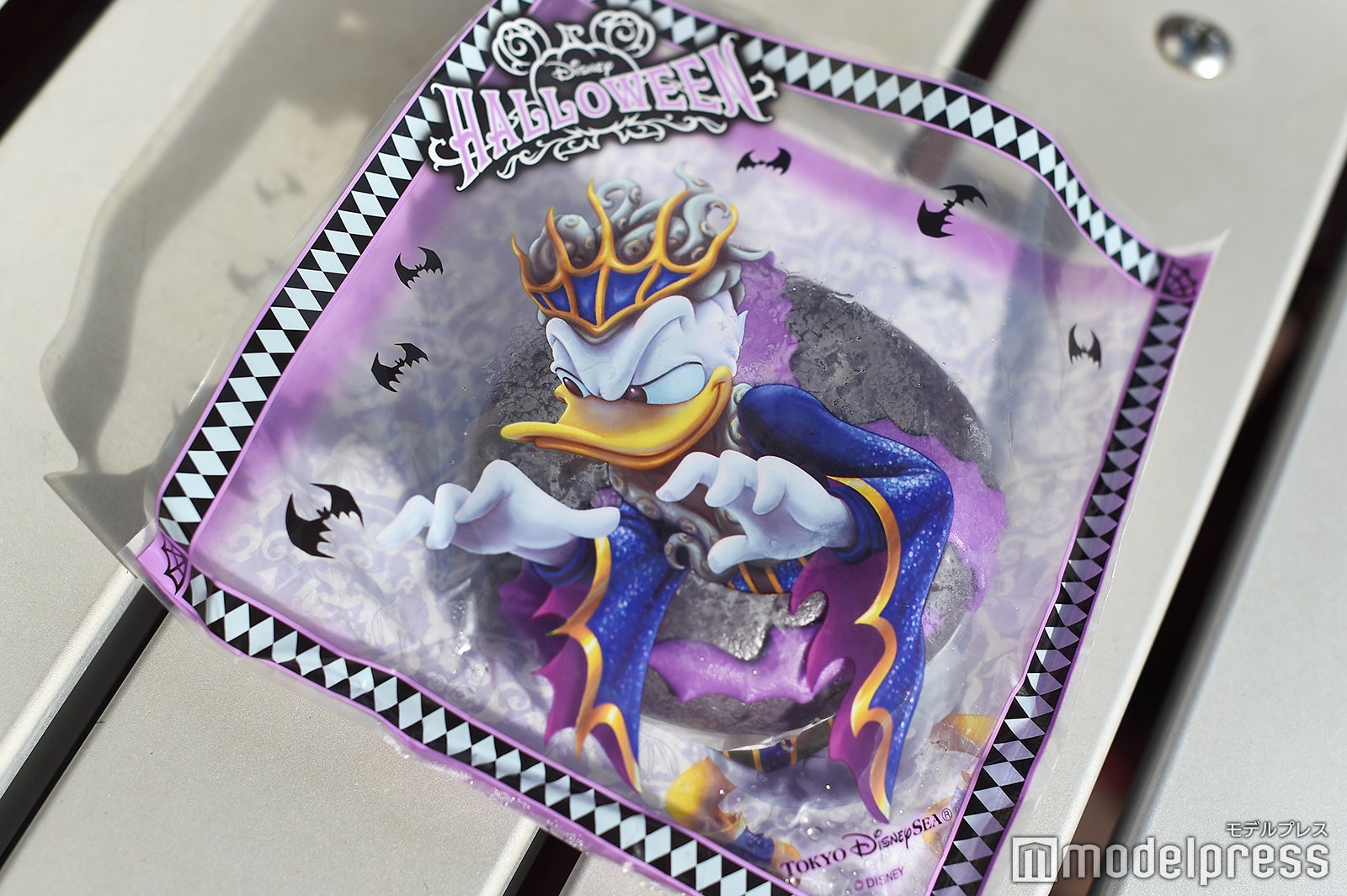 パッケージもハロウィーン仕様／スペシャルうきわまん（1個600円） （C）モデルプレス（C）Disney