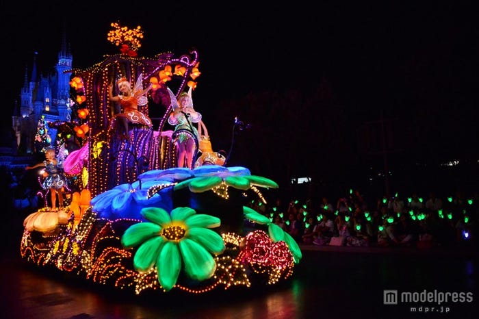 「東京ディズニーランド・エレクトリカルパレード・ドリームライツ」/新アイテム「マジカルドリームライト」と連動した様子