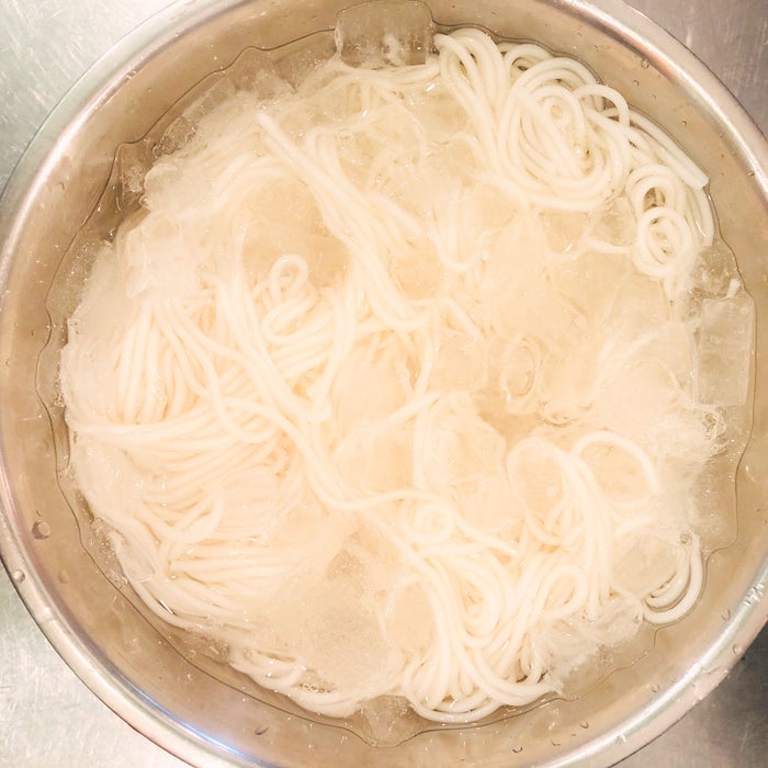 手順1：素麺を茹でて、氷水にとり冷やしておく／画像提供：柏原歩