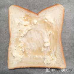 クリームチーズとはちみつをパンに塗って／画像提供：柏原歩