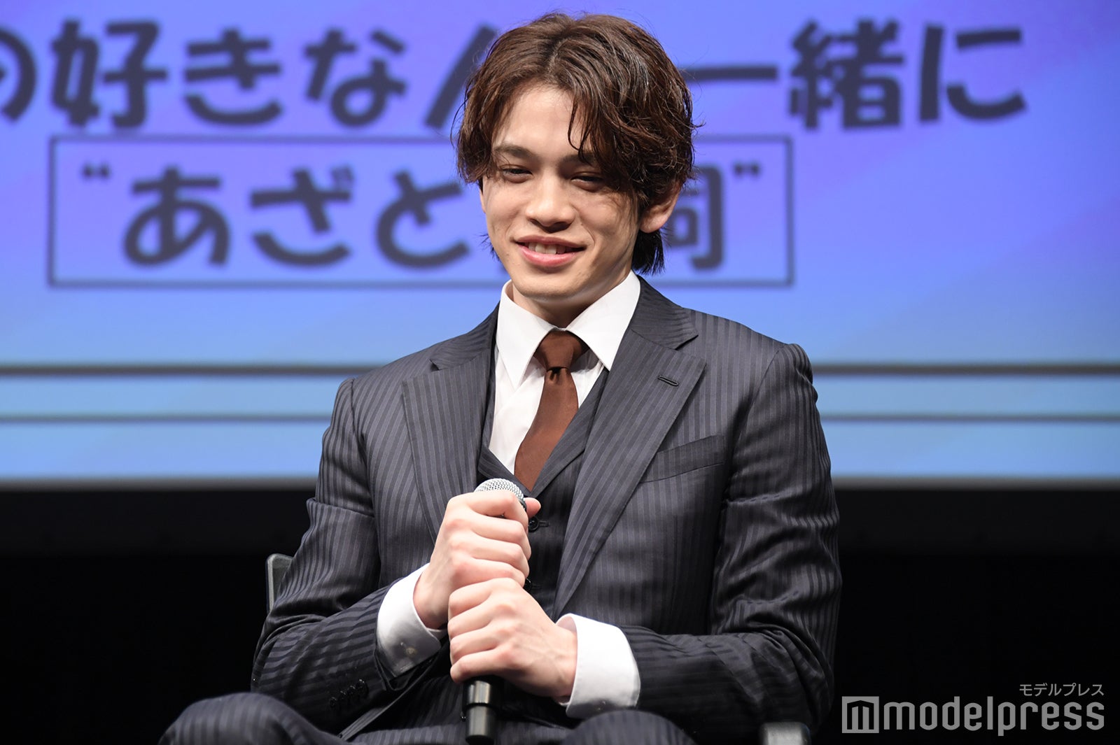 森香澄が“あざとテク”披露中の鈴木康介（C）モデルプレス