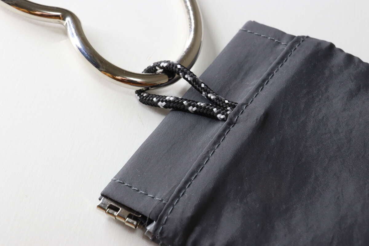 ダイソー ポケットティッシュも入るユーティリティバネ口ポーチ ダイソーのポケットティッシュも入るユーティリティバネ口ポーチをフックにかける