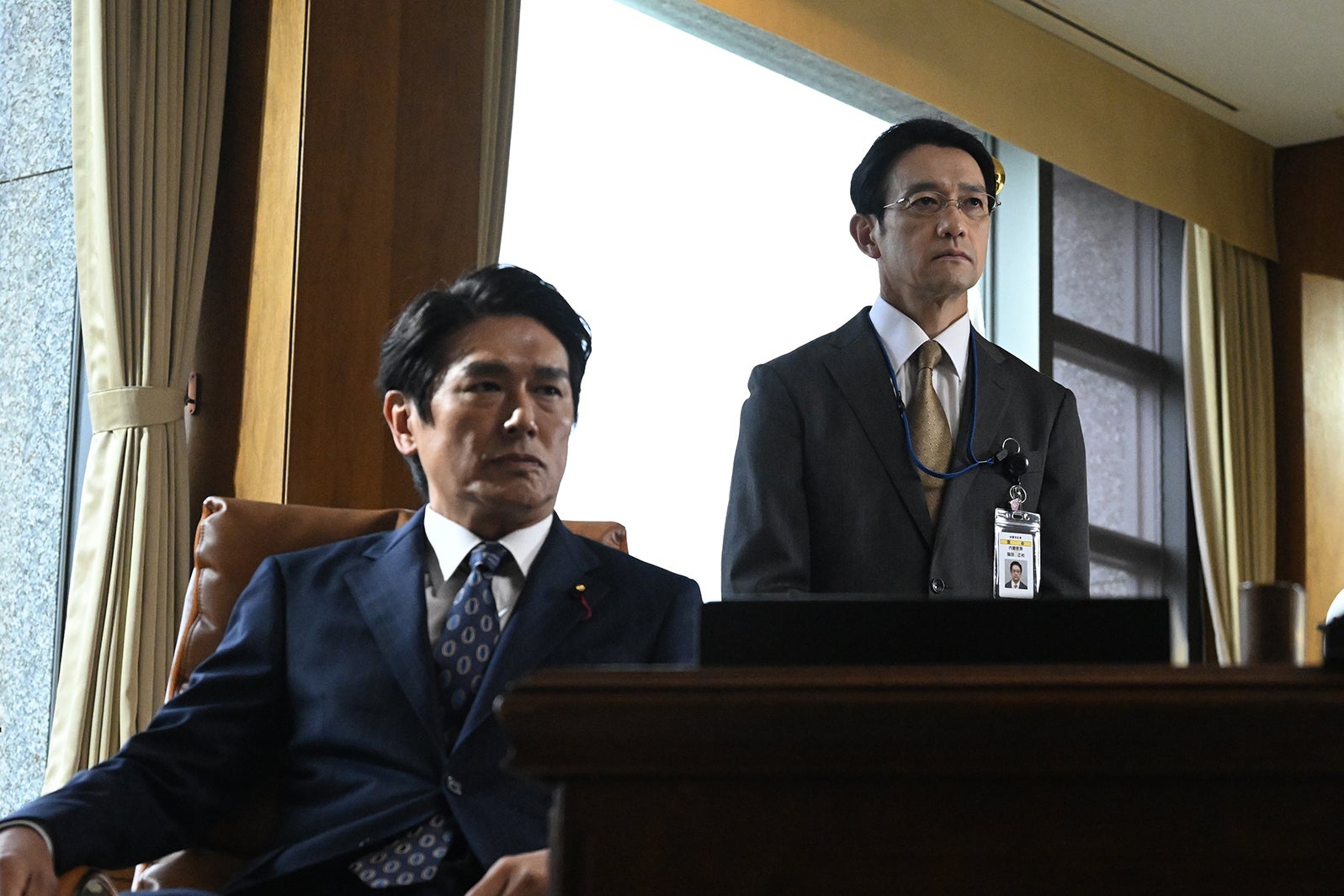 高橋克典、飯田基祐「罠の戦争」第8話より（C）カンテレ