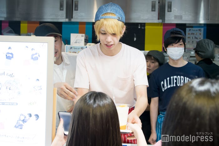 店頭に立って商品を手渡し/はじめしゃちょー (C)モデルプレス