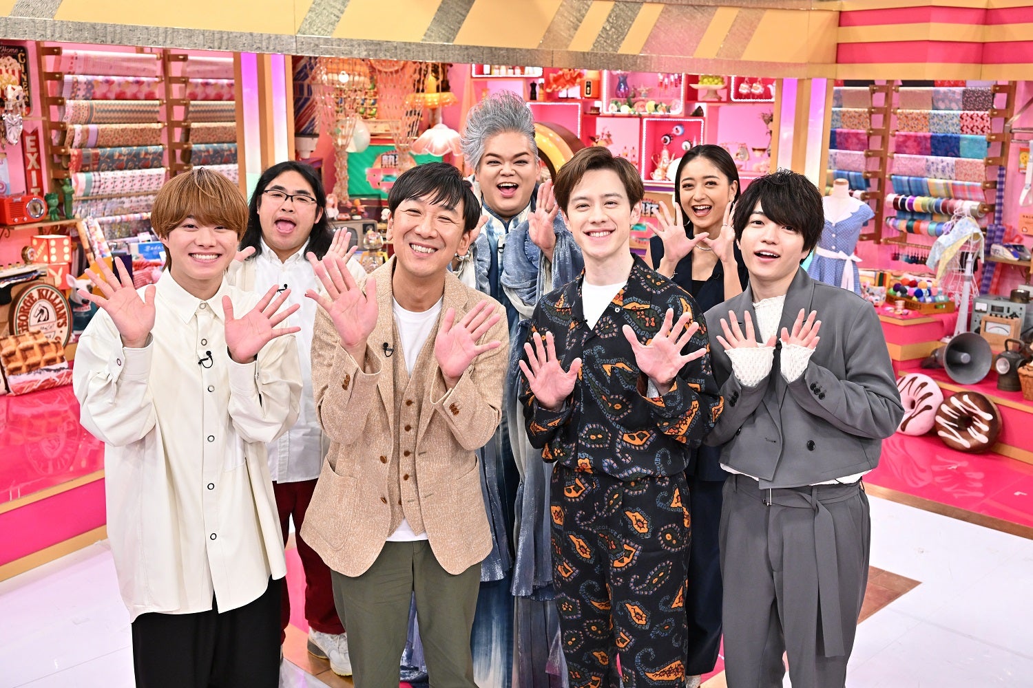 （後列左から）中岡創一、岡本知高、池田美優／（前列左から）大橋和也、飯塚悟志、ウエンツ瑛士、西畑大吾（C）TBS