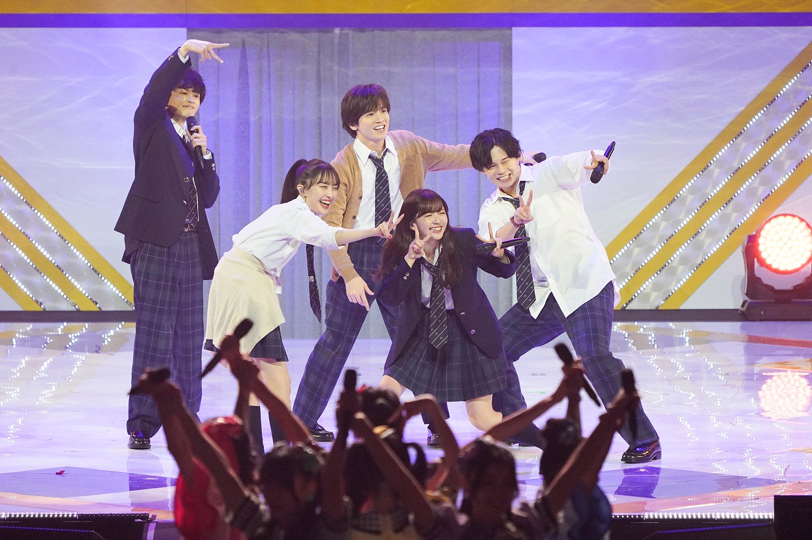 （左から時計回りに）草川拓弥、小西成弥、小笠原海、鈴木愛理、百田夏菜子「第6回 ももいろ歌合戦」より（提供写真）