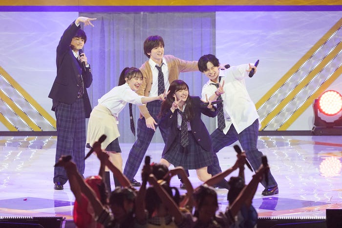 (左から時計回りに)草川拓弥、小西成弥、小笠原海、鈴木愛理、百田夏菜子「第6回 ももいろ歌合戦」より(提供写真)