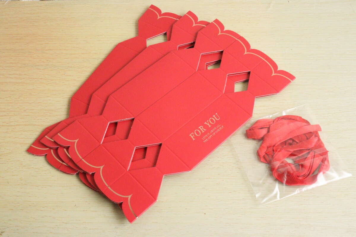 赤いキャンディー型ギフトボックスの展開図とリボン