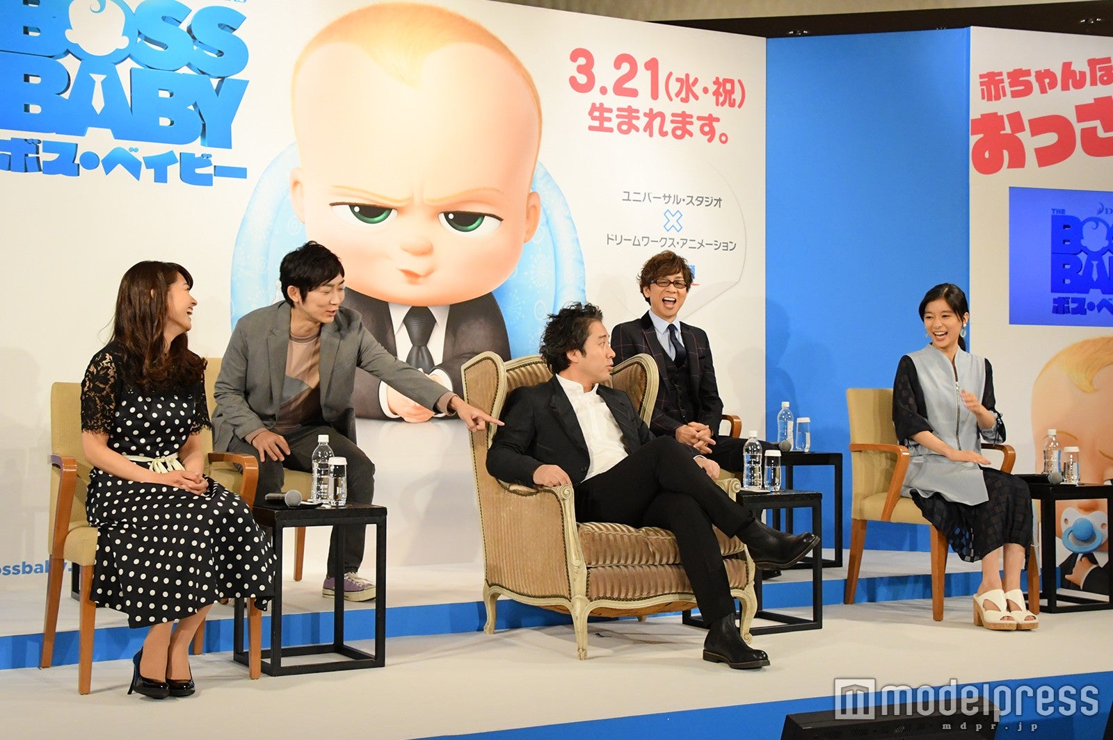 ムロツヨシの“座り方”に爆笑起きる （C）モデルプレス