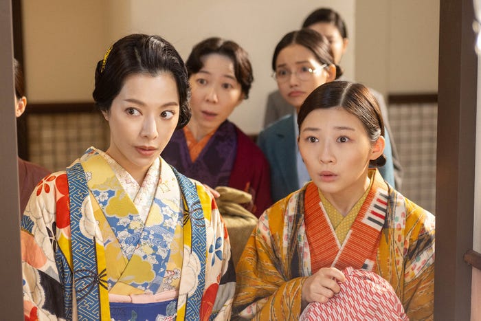 (前列)桜井ユキ、伊藤沙莉(後列)平岩紙、ハ・ヨンス、土居志央梨「虎に翼」第16話より(C)NHK