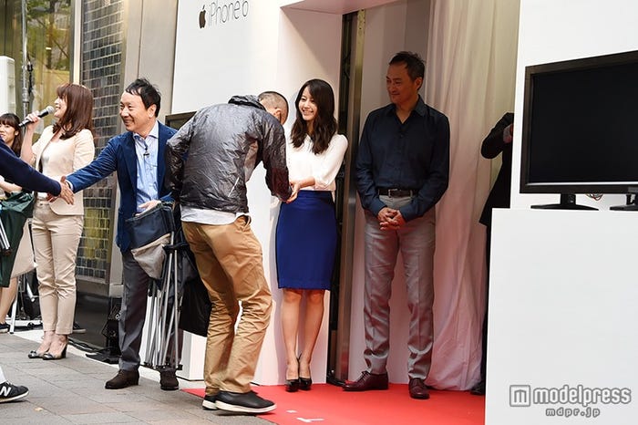 握手で購入者を出迎える堀北真希/NTTドコモのセレモニーの様子