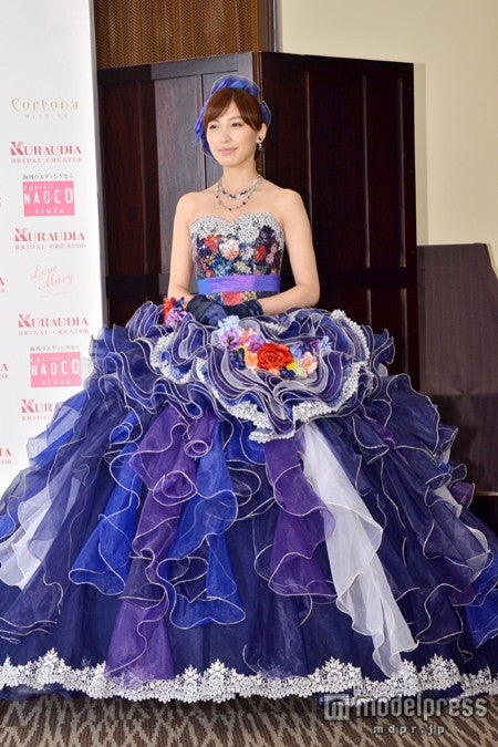 花の位置にこだわったというネイビーのウェディングドレス