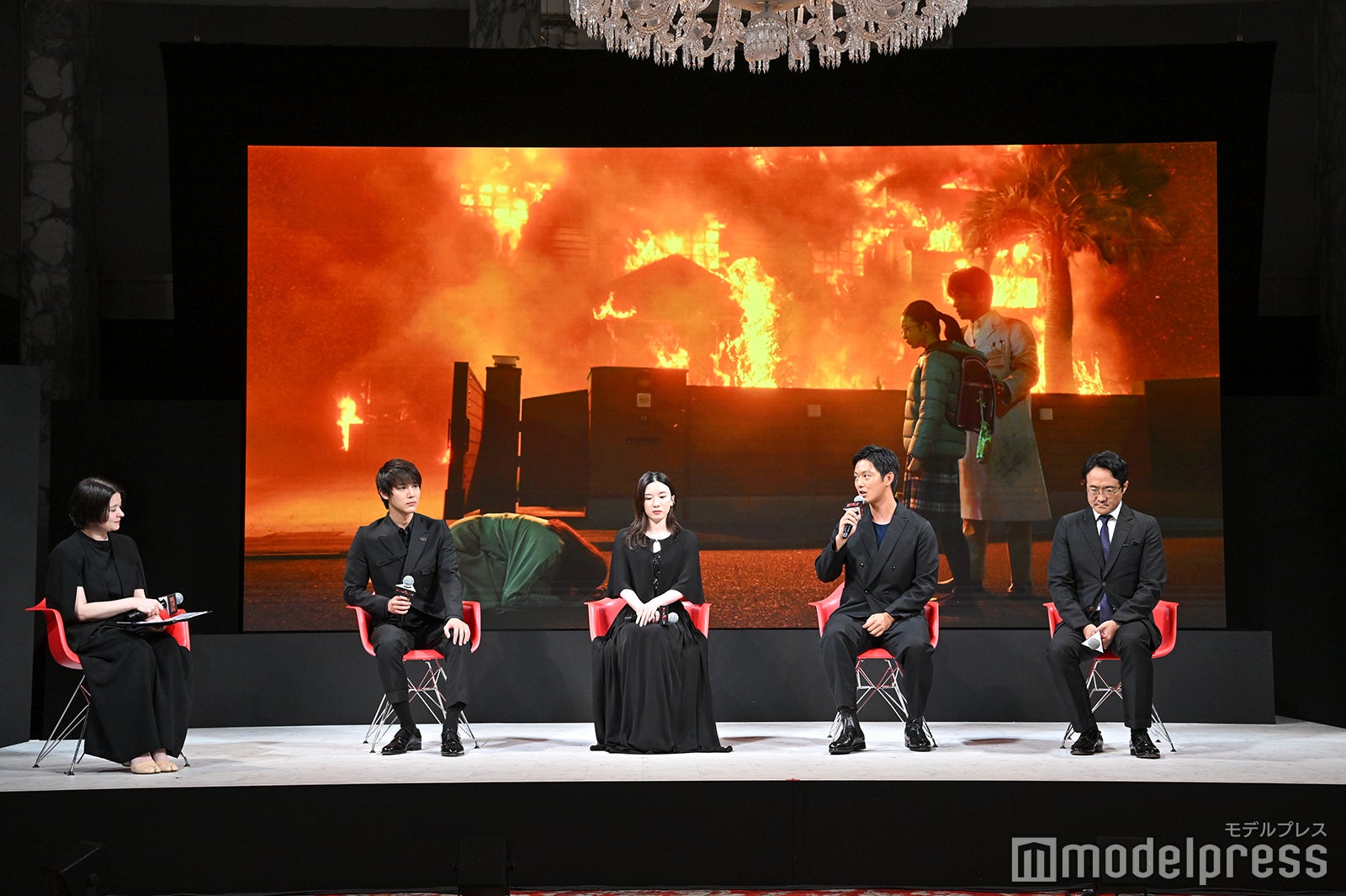 （左より）奥浜レイラ（MC）、中川大志、永野芽郁、工藤阿須加、平川雄一朗監督（C）モデルプレス