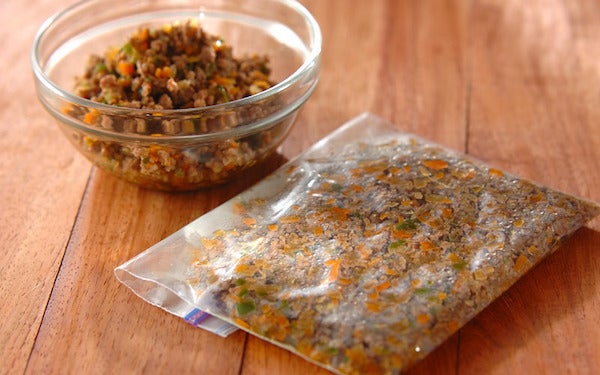 さまざまな料理に使える! 冷凍保存できる、野菜たっぷり牛そぼろ